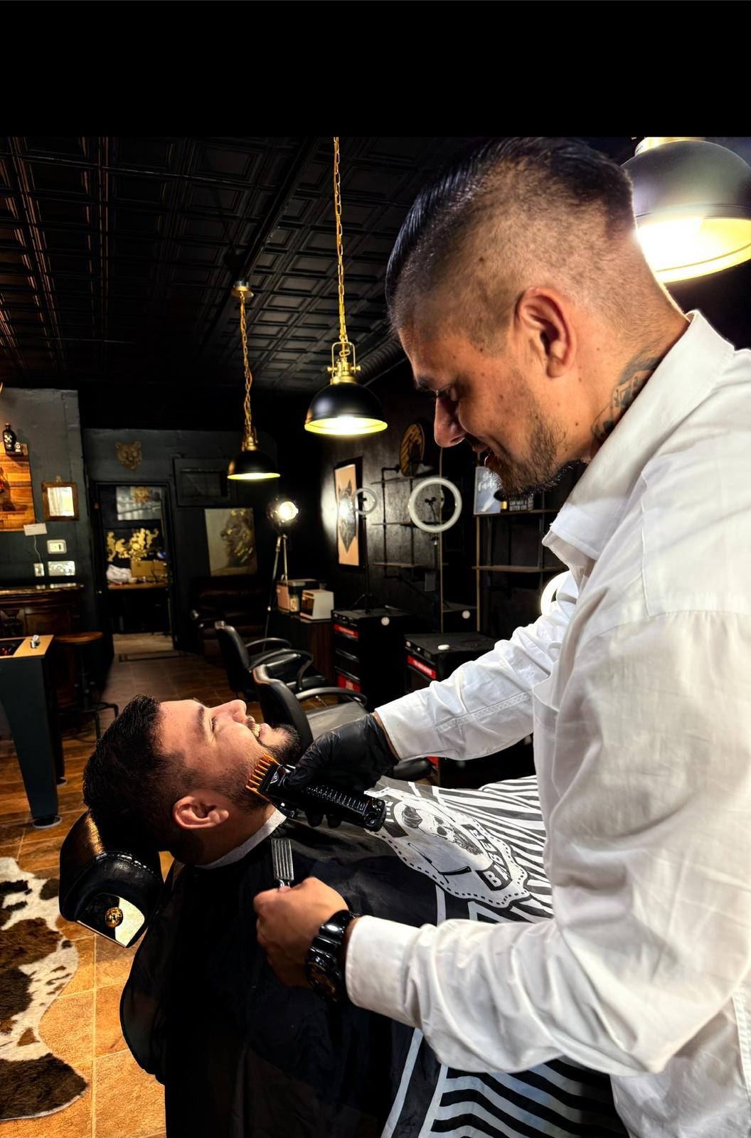 Harly trabajando en la barbería